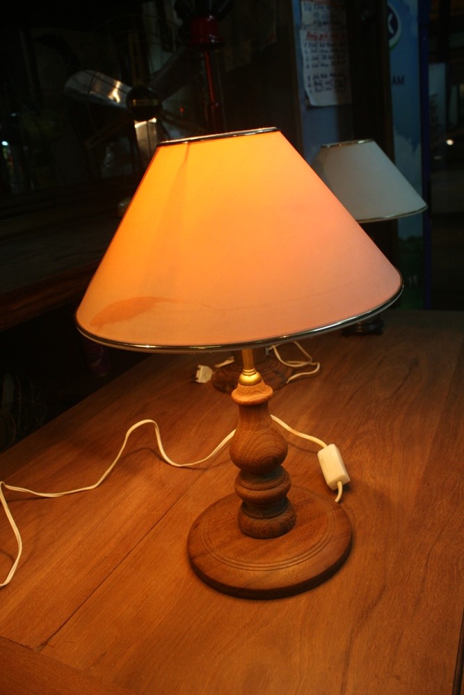 Hard wooden table lamp