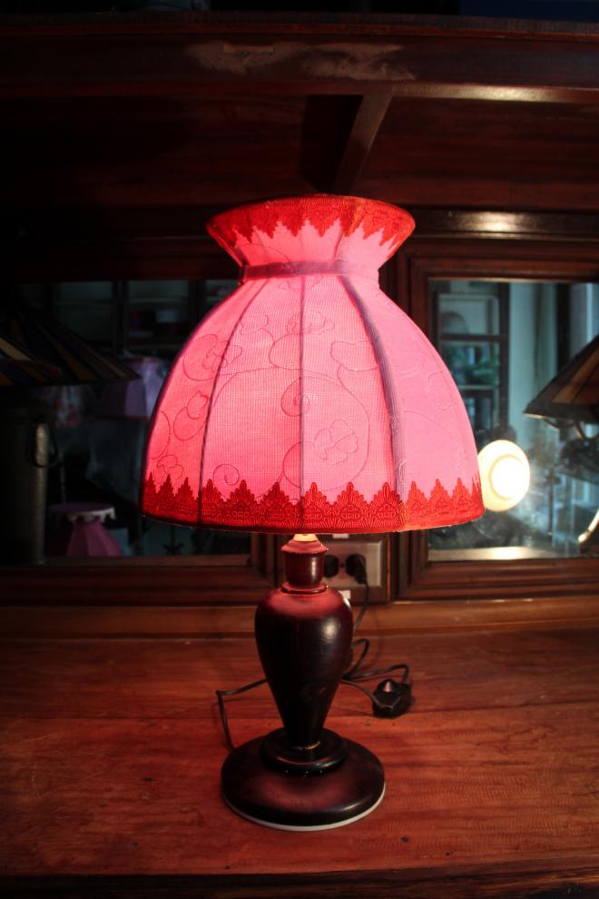 White highlight pink shade table lamp 