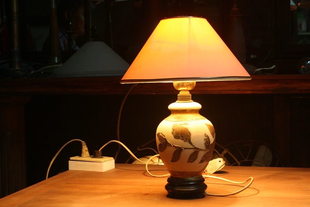 Ceramic table lamp.